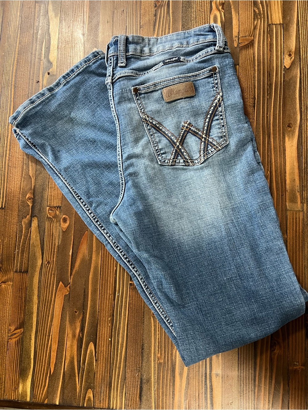 Wrangler Retro Women’s Blue Denim Jeans — Classic Mid Wash Bootcut 33x34